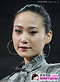 衣饰冷峻美色难掩