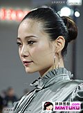 衣饰冷峻美色难掩