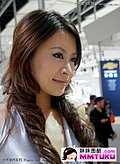 银装美女笑颜尽展