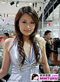银装美女笑颜尽展