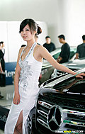 美女车模