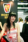 美女车模