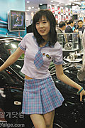 甜美笑容的车模
