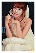 李智友车EXXLAN褐白色文胸