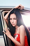 红色裹胸女