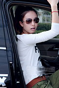 热情奔放美女与SUV亲密接触 展现狂野魅力