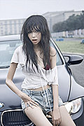 90后少女出位车模照