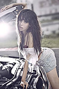 90后少女出位车模照