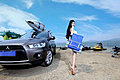 沙滩少女钟情SUV