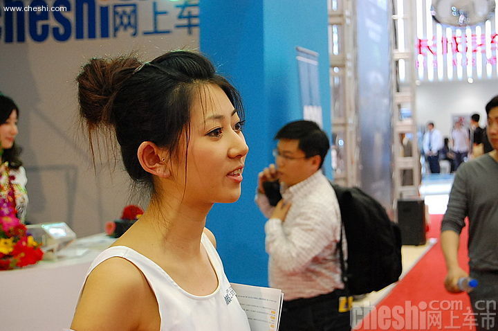 09上海车展网上车市展台美女