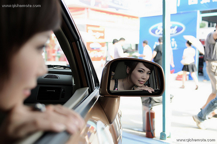 美女车模