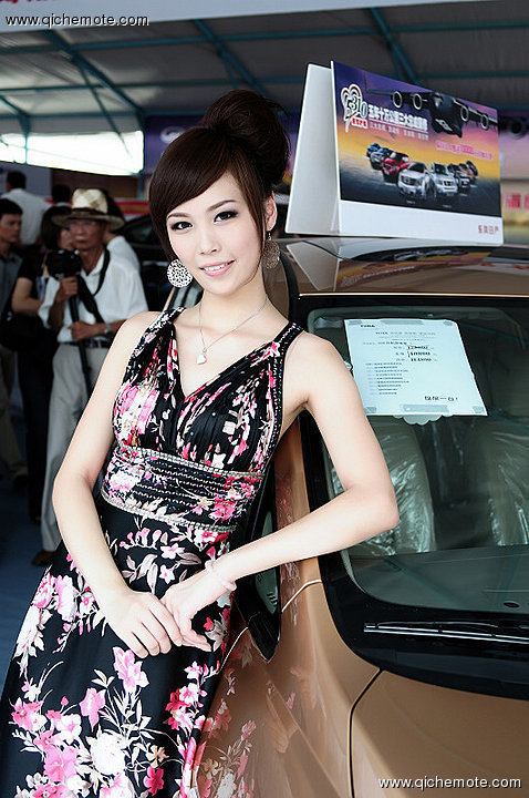 美女车模