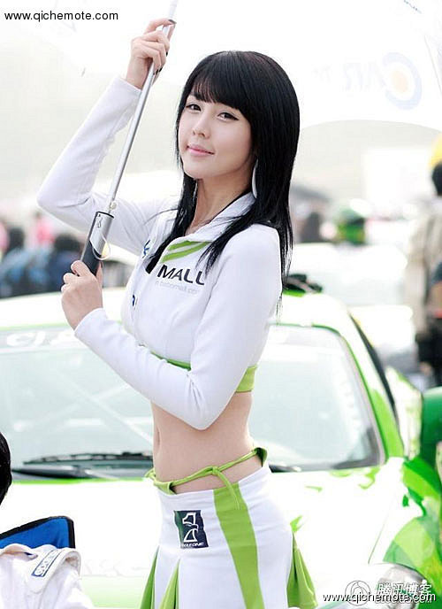 清纯车模李智友赛道风情