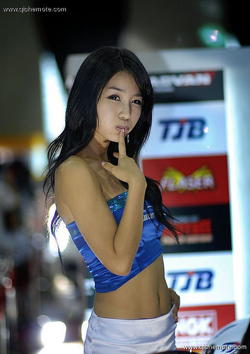 喜欢搞怪的美女车模