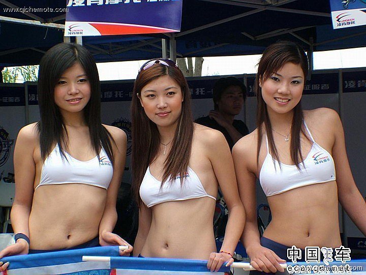 她们不觉得冷吗