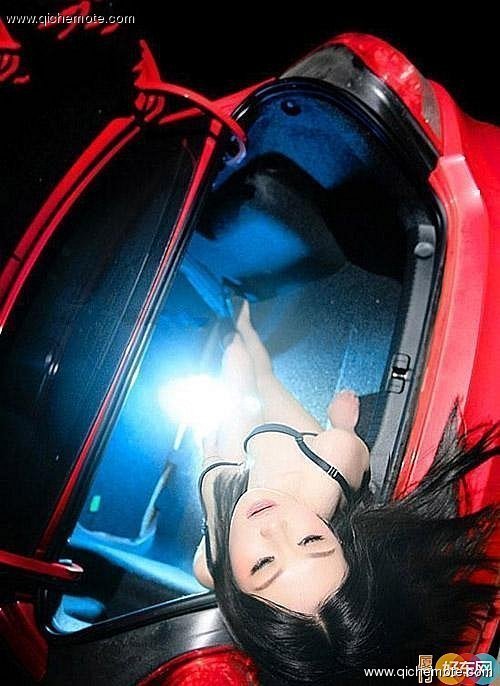 90后早熟诱惑小车模车内迷情