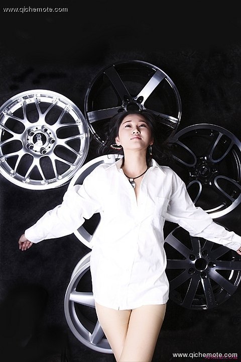 大尺码美女车模时尚写真