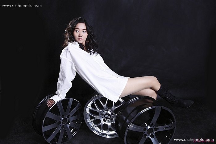 大尺码美女车模时尚写真