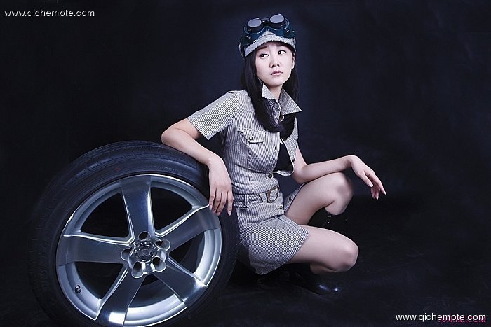 大尺码美女车模时尚写真