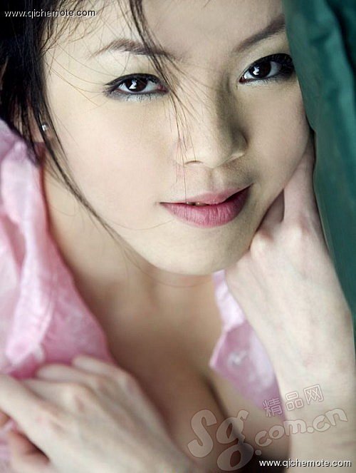 妖艳男女车模上演火辣一幕