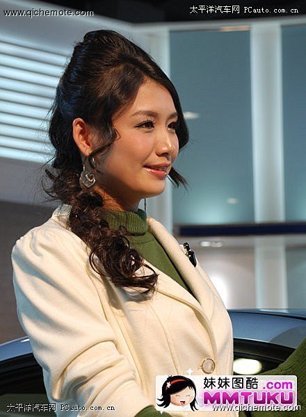 女人味十足的亚洲车模