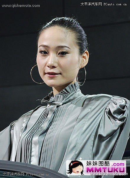 衣饰冷峻美色难掩