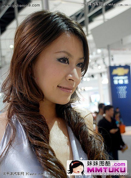 银装美女笑颜尽展