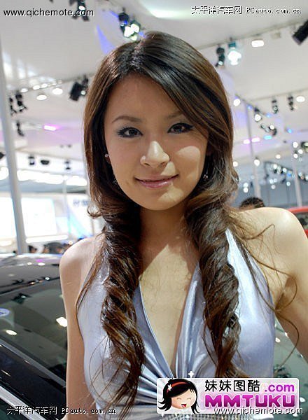 银装美女笑颜尽展