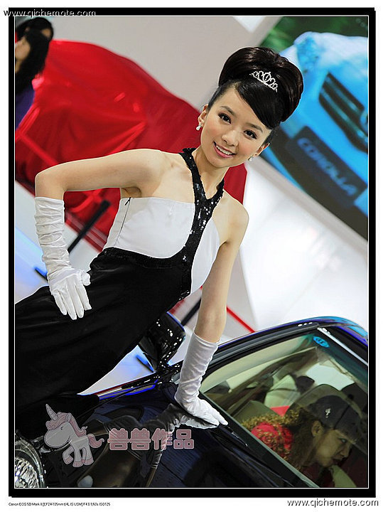 2009年济南车展俏皮可爱的丰田车模