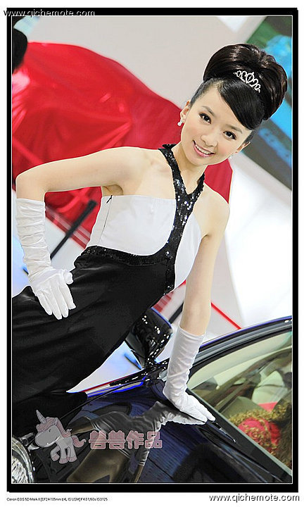 2009年济南车展俏皮可爱的丰田车模