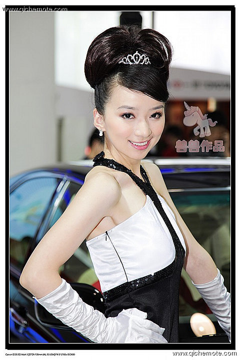 2009年济南车展俏皮可爱的丰田车模