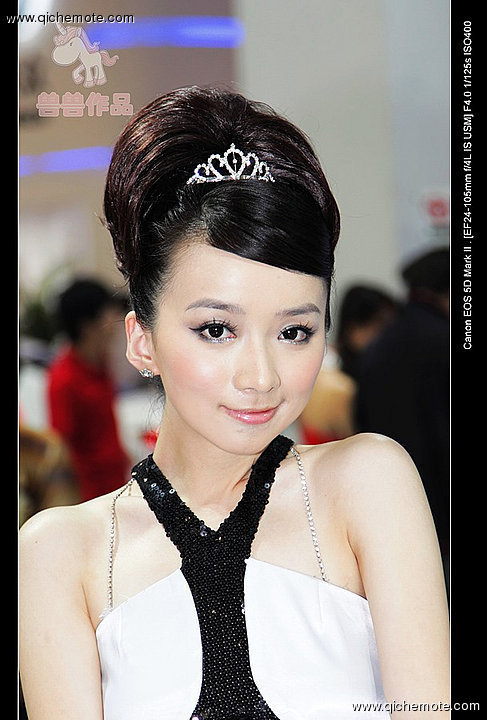 2009年济南车展俏皮可爱的丰田车模