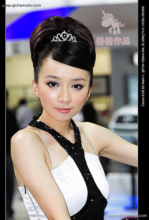 2009年济南车展俏皮可爱的丰田车模