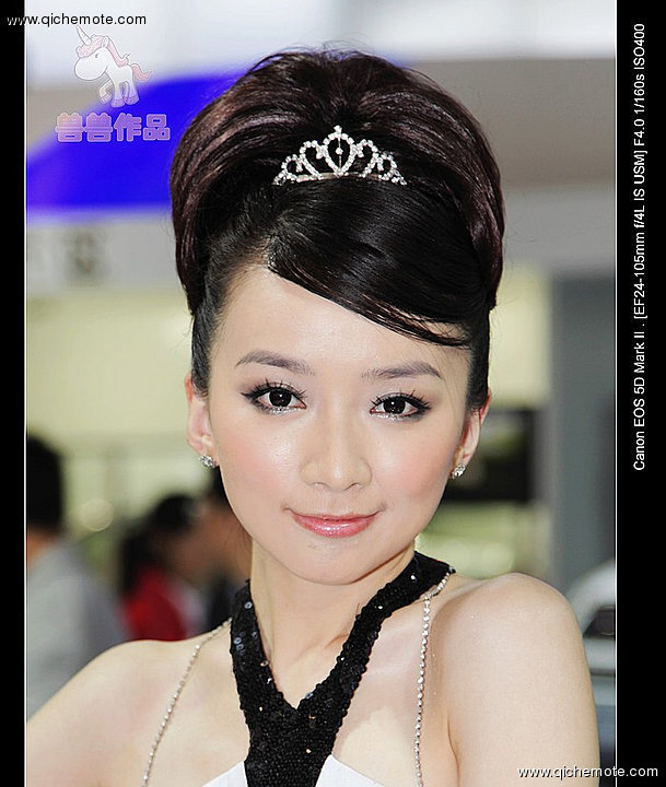 2009年济南车展俏皮可爱的丰田车模