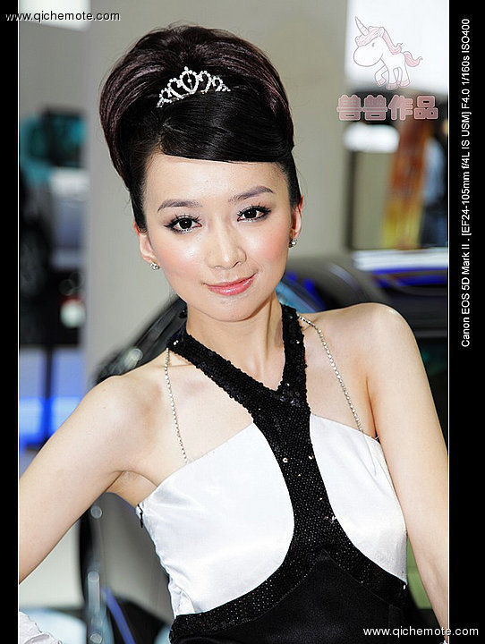 2009年济南车展俏皮可爱的丰田车模