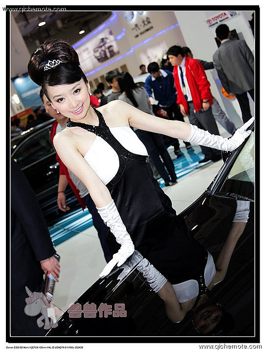 2009年济南车展俏皮可爱的丰田车模