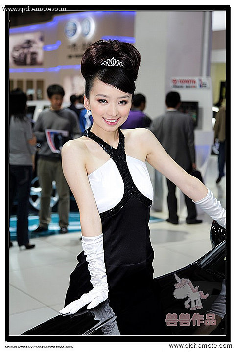 2009年济南车展俏皮可爱的丰田车模
