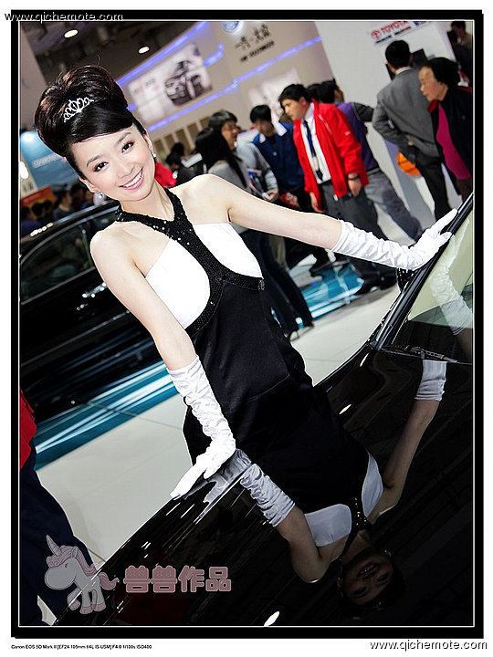 2009年济南车展俏皮可爱的丰田车模