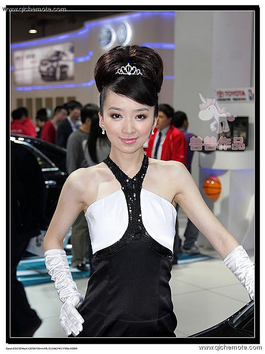 2009年济南车展俏皮可爱的丰田车模