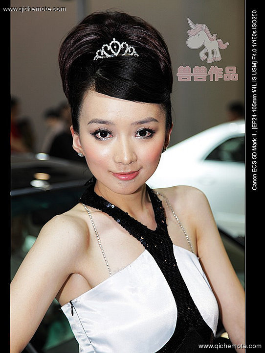2009年济南车展俏皮可爱的丰田车模