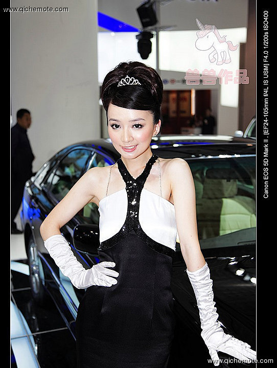 2009年济南车展俏皮可爱的丰田车模