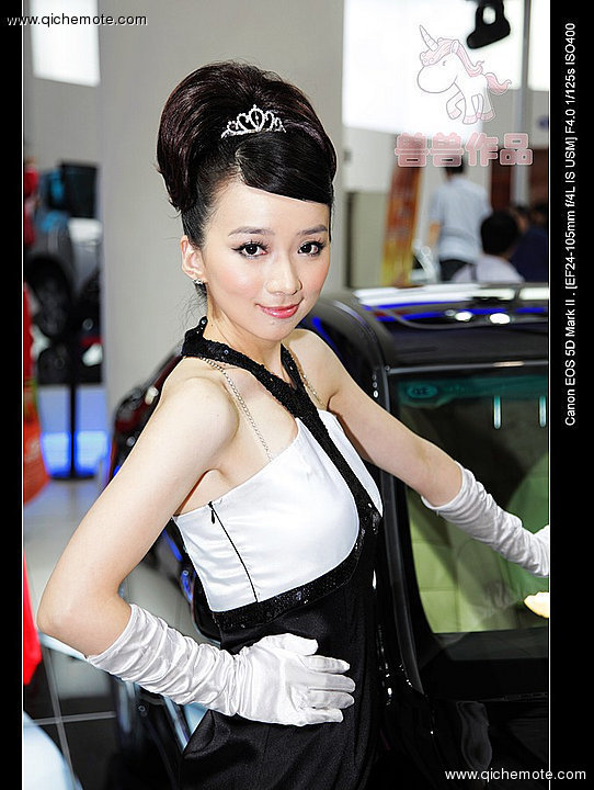 2009年济南车展俏皮可爱的丰田车模
