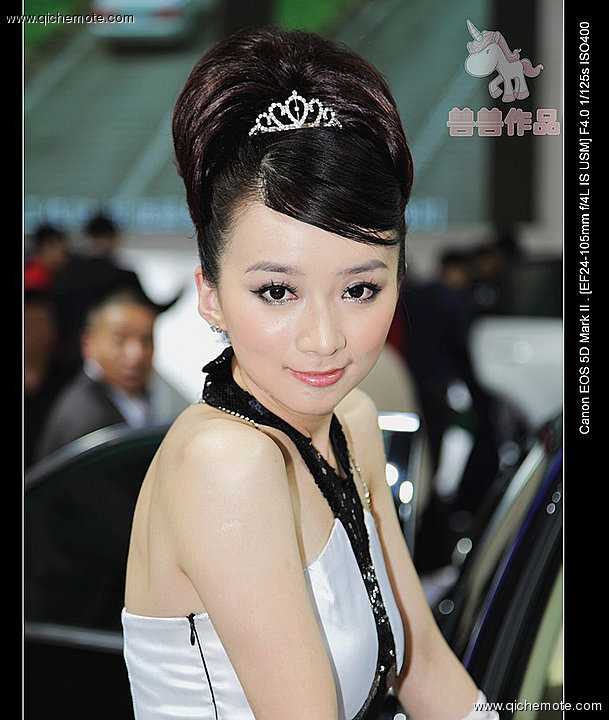 2009年济南车展俏皮可爱的丰田车模