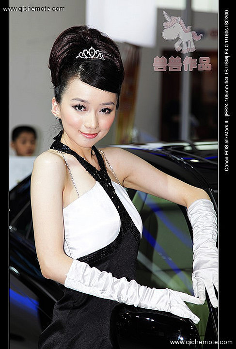 2009年济南车展俏皮可爱的丰田车模
