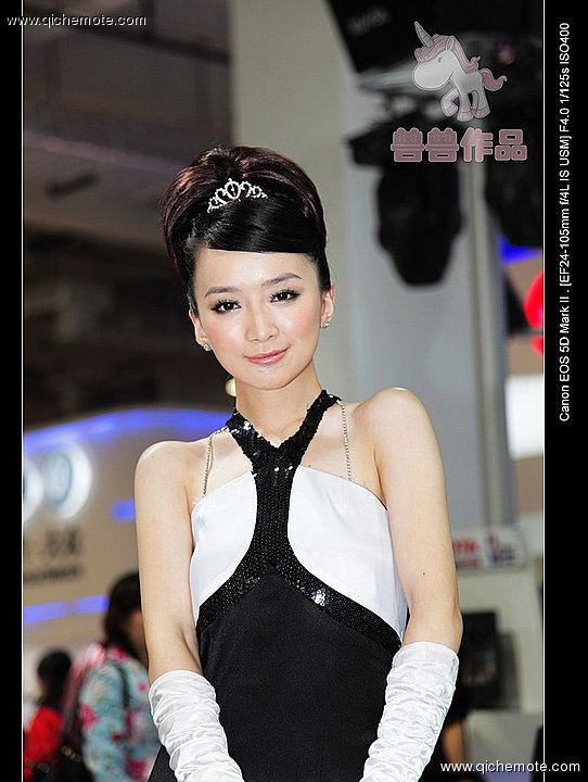 2009年济南车展俏皮可爱的丰田车模