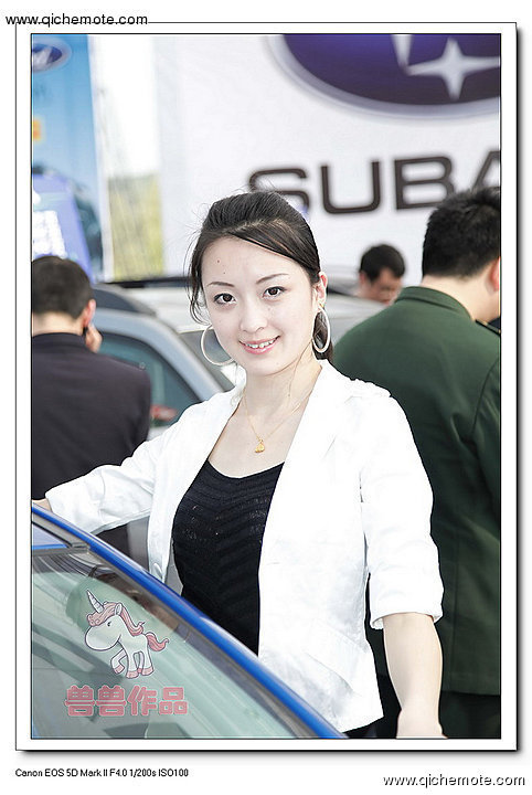 2009年济南车展斯巴鲁车模之白衣MM