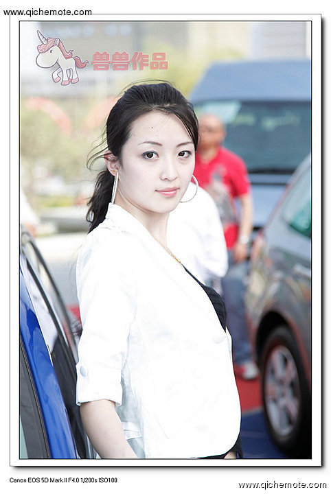 2009年济南车展斯巴鲁车模之白衣MM