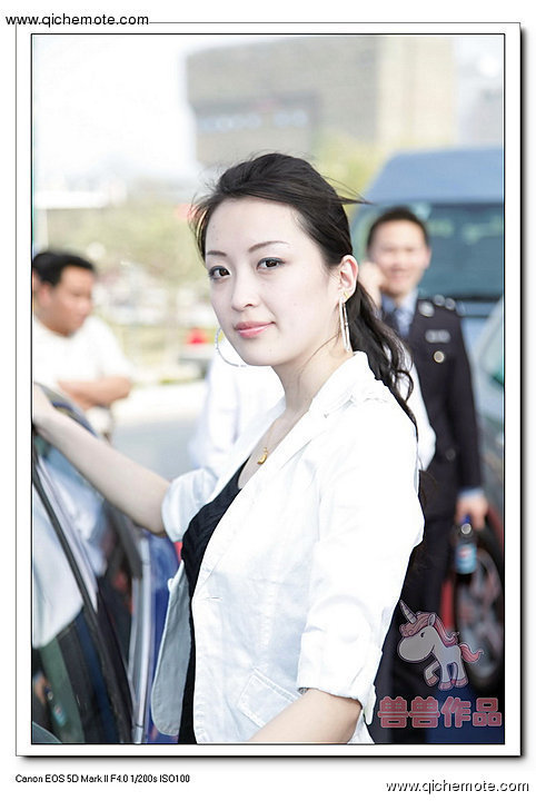 2009年济南车展斯巴鲁车模之白衣MM
