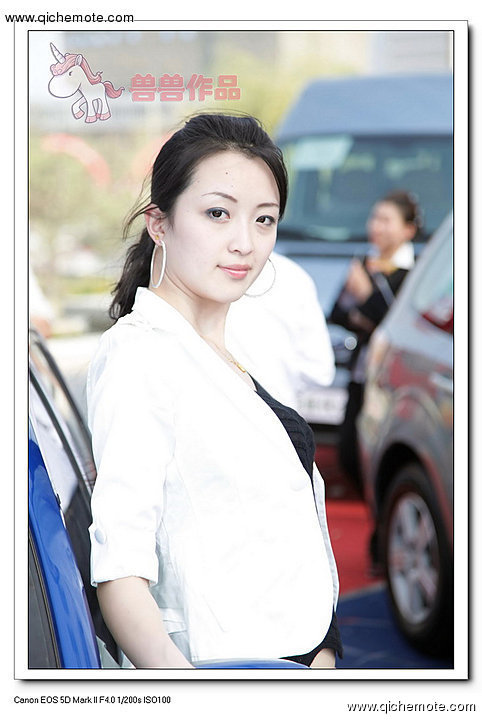 2009年济南车展斯巴鲁车模之白衣MM
