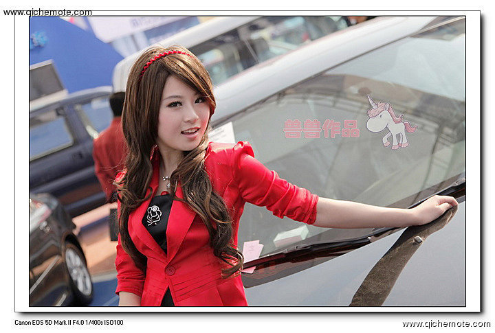 2009年济南车展斯巴鲁车模之白衣MM